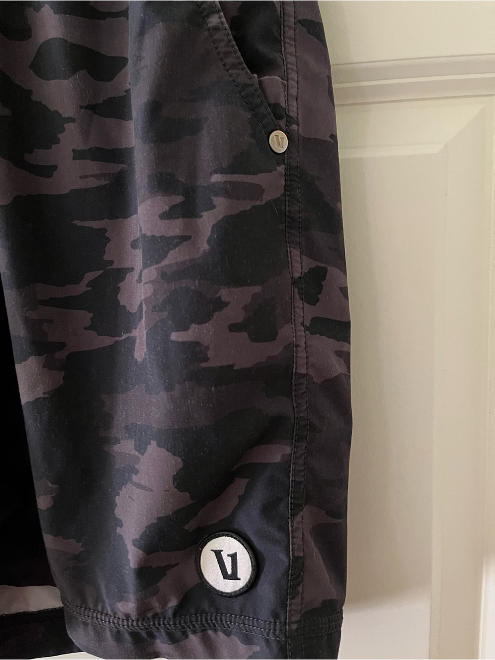 Men's Vuori Kore Black Watercolor Camo Shorts Athletic Gym Lined breathable M - Picture 2 of 6